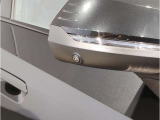 ドアミラーにはLEDウインカーが埋め込まれており、対向車からの視認性を高めております。
