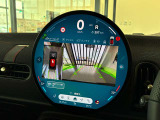 【全周囲カメラ】全周囲カメラ装備車両で御座いますので、狭い駐車スペースでもお車の全体図が確認でき、障害物との接触を未然に防ぐことが可能です。