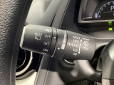 レバーをAUTOの位置にしているとき、レインセンサーが雨を感知すると、雨量に応じてワイパーが自動で作動してくれるオートワイパーを装備!設定変更で非作動にすると、間欠作動に固定されます。
