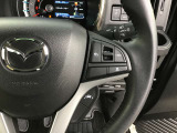ハンドルの右側に追従機能の操作スイッチが付いています。高速道路などで、車が前の車との車間距離と速度を保ち追従していきます。高速道路でもアクセルを踏まずに運転することができるので疲労軽減できます。