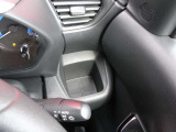 運転席右手前のカップホルダーです。助手席側にもあります。
