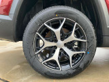 それぞれの車種専用設計のホイール、その足元で、自分の道を切り開いていく。