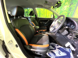 【ハーフレザーシート】高級感と座り心地を両立した人気のシート♪背面・座面のファブリック素材は、通気性の良さや滑りにくさに優れています。気温や服装に左右されず快適にお乗りいただけます。