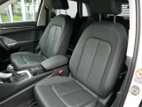 (運転席/助手席)長時間のドライブでも疲れにくい少し固めのシートです。全車標準でサイドエアバッグを標準装備しております。