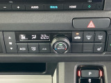 寒い朝の出発でもすぐに暖まる運転席シートヒーターと、温度管理を自動で行うオートエアコンを搭載。
