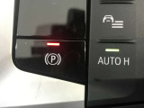 【電動サイドブレーキ】ボタン式パーキングブレーキで御座います。ワンタッチでロック・解除が可能となります。