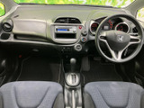 運転席ドアを開けると、広々とした空間が広がります。使い勝手の良い収納スペースも備えており、日常使いに便利です。快適な空間設計が魅力です。