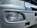 運転席側ヘッドライト上部のフロントバンパーに小キズがあります。