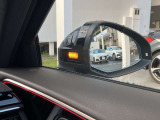 サイドアシスト装備 ドライバーの死角を並走する車両を検知します。ドアミラーの内側のLEDが点灯・点滅して事故の危険を知らせます。