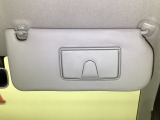 日差しをカットしながら、身だしなみもチェックできます。鏡付きサンバイザーで一石二鳥。