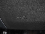 ◆ニーエアバッグ◆運転席、助手席それぞれの膝の前にあるエアバッグです。前方向からの衝突により、エアバッグが膨らみ、運転者と助手席の衝撃緩和を補助します。
