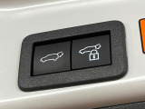【パワーバックドア】スマートキーや運転席のボタンを押すだけでリアゲートが自動で開閉します!荷物を持っている時や、高い位置にあるバックドアを閉める際に便利な機能です♪