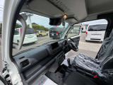 ゆとりの空間と十分なシートスライド量により、ラクな姿勢で運転でき、リクライニング機構付で休憩時も快適。