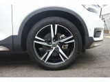 135/50 R 19インチのタイヤとアルミホイールです。スポーティなデザインで車両の個性を一層際立たせるホイール。