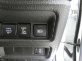 オートマチックハイビーム装備です。先行車や対向車のライトを認識し、ハイビームとロービームを自動で切り替える機能です。夜道の視界を確保します。詳細は販売店スタッフまでおたずねください。
