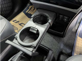 便利なカップホルダーを装備しています。 缶ジュースを開けて運転していると振動で倒れないかヒヤヒヤ、意外と置き場に困るもの。 意外に重要な装備ですね。