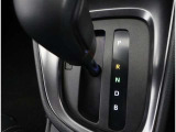 親しみやすいシフトです。 坂道や信号の多い日本では操作が簡単でいいです。 シフトチェンジしやすい所に配置されているので操作し易いですよ。