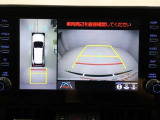 パノラミックビューモニターを装備。駐車場や交差点でクルマを真上から見るように周囲を確認できます。機能の詳細は販売店スタッフまでおたずねください。