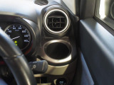 運転席のドリンクホルダーは固定式です。