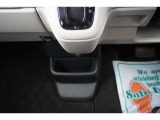運転席と助手席の間の足元にも収納スペースがございます!ちらかりやすいコードなどを収納するのにおすすめです♪