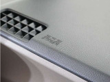 ◆助手席エアバッグ◆SRSエアバッグは、シートベルトだけでは防ぎきれない衝突時の衝撃から乗員を守るための安全装置。衝突時に瞬時に膨らみ、頭部や胸部がダッシュボードに直接衝突するのを防ぎます。