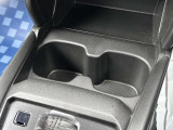 [ドリンクホルダー]お気に入りのドリンクを片手に、快適なドライブを♪500mlペットボトルも置けます!