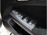ドア内側、手の届きやすい位置にドアガラスの開閉スイッチ(パワーウインドウ)があります。運転席にはいたずら防止のためのロック付!