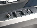 車の基本装備のひとつのパワーウインドウです。オート機能もあって、押し方の強弱で調整も出来ます。