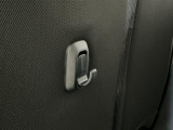 【フック】フックの用途は様々。手荷物のバッグや買い物袋、ビニール袋をぶら下げてゴミ箱にしても良いですね♪