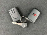 【スマートエントリーシステム】キーをポケットやバッグから取り出さなくてもドアの開閉やエンジンスタートができるすぐれものです。車の乗り降りも「スマート」に決めましょう♪