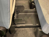 中敷きを立ち上げれば、倒れやすい荷物も安定して積める置きラクボックスが標準装備