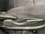 運転者の体格に合わせて運転席の座面の高さ調整ができるシートリフターが付いてます