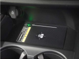 センターコンソールトレーはワイヤレス充電器(Qi(チー)規格)となっており、対応機種を置いておくだけで充電可能です。