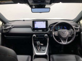 シンプルながら機能性あふれる運転席廻りです。視界性もよく、運転しやすいですよ。