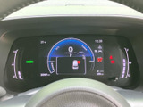 視認性の高いデジタルメーターで、車両の状態をひと目で確認できます。運転に必要な情報を分かりやすく表示します。