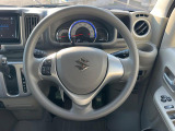 インテリアに合わせたデザインのステアリングは、運転される方のことも考え、運転しやすい形状、大きさです。是非一度、実際に触ってお確かめください。