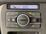 【オートエアコン】一度お好みの温度に設定すれば、車内の温度を検知し風量や温度を自動で調整。暑い&hellip;寒い&hellip;と何度もスイッチ操作をする必要はありません。快適な車内空間には必須の機能ですね♪
