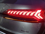 Audiのテールライトは、スタイリッシュで洗練されたデザインが特徴で、多くのモデルでLEDテールライトを採用しております。また、テールライトには動的ウィンカー機能が搭載されているモデルもあります。