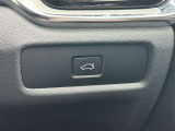 運転席にいながらラゲッジを開けることができます。