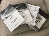 メンテナンスノート、取扱説明書です。 その車の整備記録が事細やかに記録されています。 車が生まれてから今までどのような道を歩んできたのか判るとても重要な物ですよ。