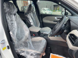 毎日過ごす運転席は要チェック。シートのへたり・擦れ、視界のイメージまで伝わる重要ポイント。
