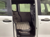 後席の操作がしやすく、荷物の量や大きさに合わせてスムーズにシートアレンジが行えます。