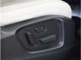 【パワーシート】電動で座面を前後上下に動かすことができます。簡単に運転しても疲れにくい姿勢に調整できます。