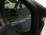 隣車線を走る車両をレーダーで検知し、ドアミラーでは確認しにくい後側方エリアに存在する車両に加え、急接近してくる車両も検知します。車両を検知するとドアミラーに搭載されたLEDインジケーターが点灯します。