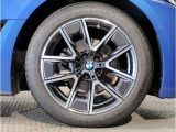 【BMWアロイホイル】軽量かつ強度に拘ったアロイホイル。走行性能ポテンシャルを引き出す設計。車の足元を引き締めてくれる大きなポイントはアロイホイルです。