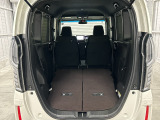 荷物の多い時には2列目の折り畳み機構で広々スペースを確保できます。