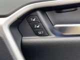 2名分のポジションを記憶・再現してくれる便利なドライビングポジションメモリースイッチ付!運転の交代時もラクですね♪