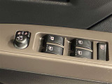 格納式リモコンドアミラーと、パワーウィンドウマスタースイッチです。車内の換気も運転席から簡単に行えます。