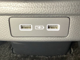 リアダクトの下には充電可能なUSB端子が2個ついています。移動中に充電もできるので便利です。