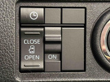 助手席側はパワースライドドアウェルカムオープン機能 降車時にスイッチで予約しておけば、乗車時に電子カードキーを持ってクルマに近づくだけでパワースライドドアが自動でオープン♪